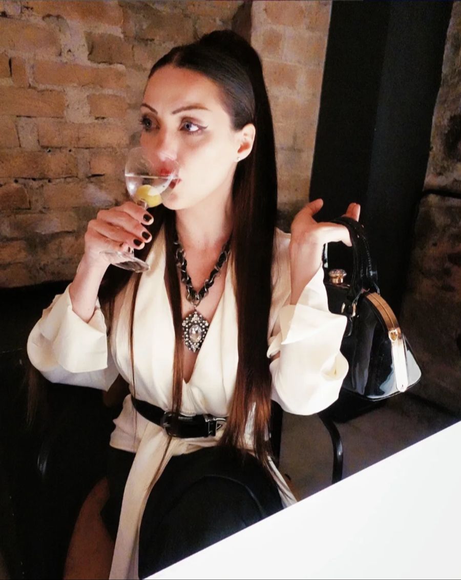 Ihre Naturhaare hingegen sind braun.