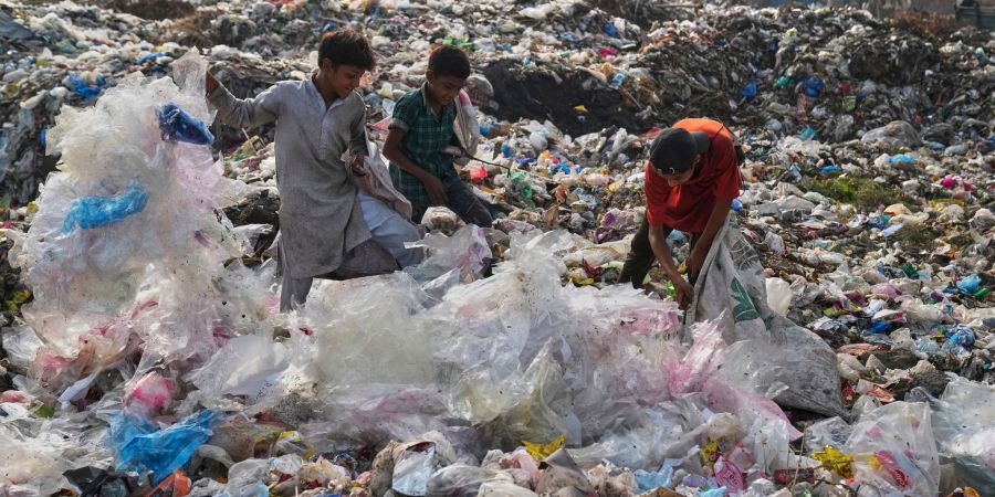 Plastikabfall wird auch exportiert und sorgt in vielen Entwicklungsländern für Probleme. (Archivbild)