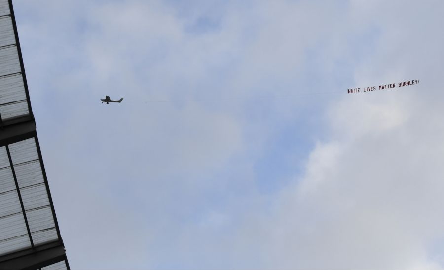 Hier wird die «White Lives Matter»-Parole von einem Flugzeug über die englische Stadt Manchester transportiert. (Archivbild)