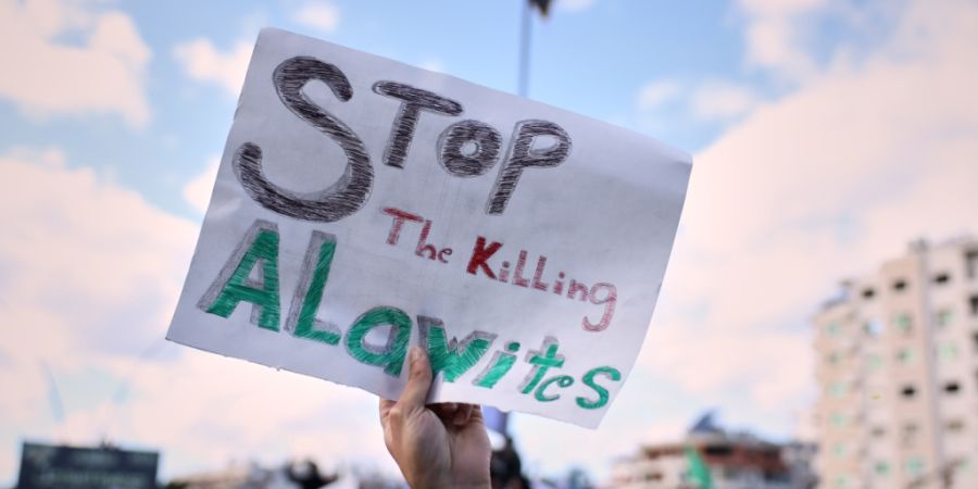 dpatopbilder - Demonstranten der alawitischen religiösen Minderheit demonstrieren zwei Tage nach einem Bombenanschlag in einer alawitischen Moschee in Homs, bei dem acht Menschen getö...