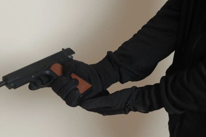Laden Dieb Überfall Waffe