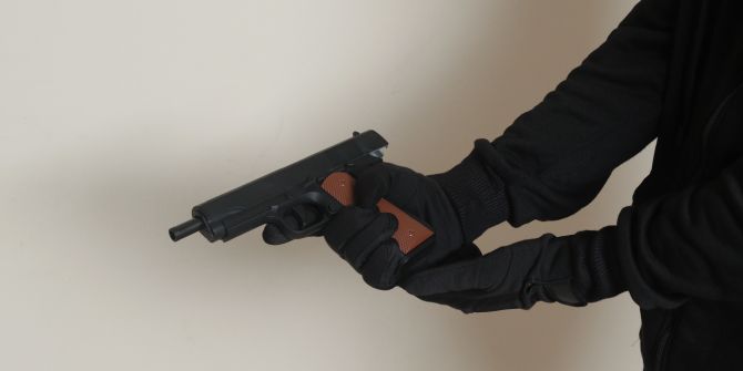 Laden Dieb Überfall Waffe