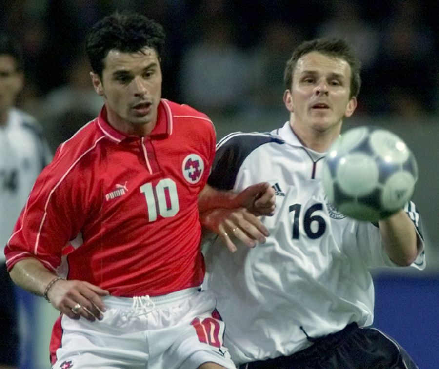 Didi Hamann in einem Länderspiel gegen Ciriaco Sforza und die Schweizer Nati.
