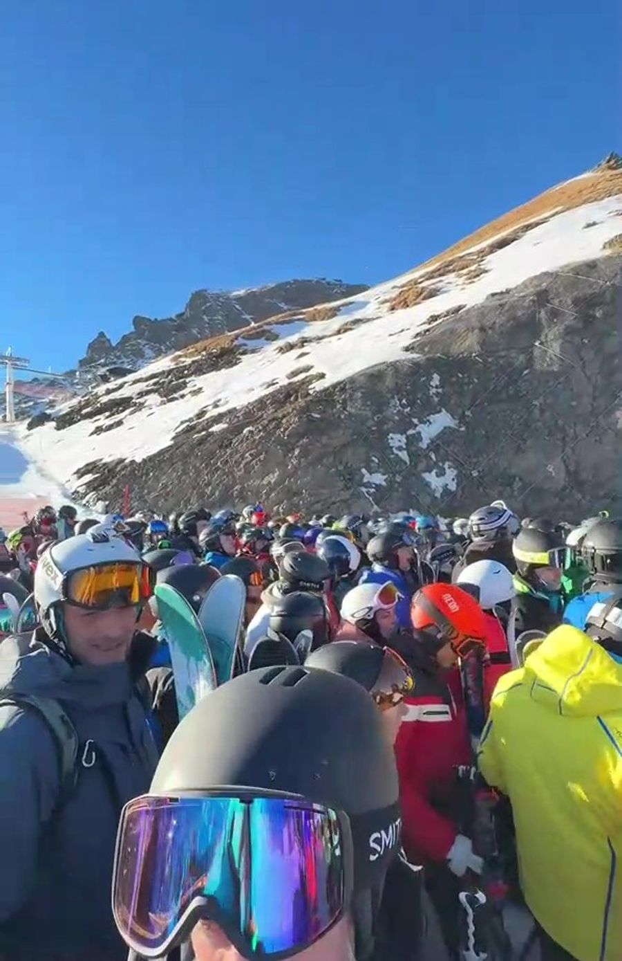 Engpass am Berg: Hunderte Gäste stehen vor einer Liftstation an der Sellaronda.