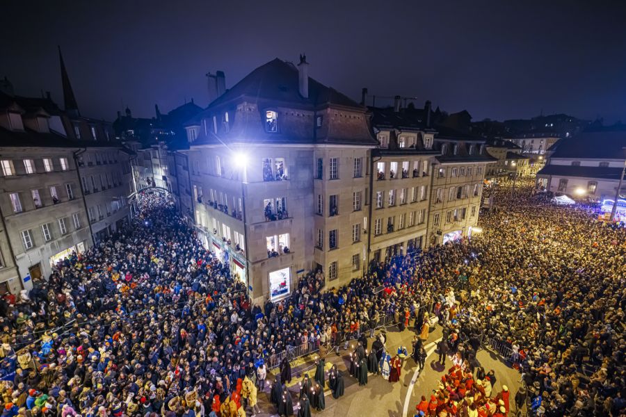 Mehrere zehntausend Leute jubeln ihm jeweils zu, wenn er durch die Stadt zieht.