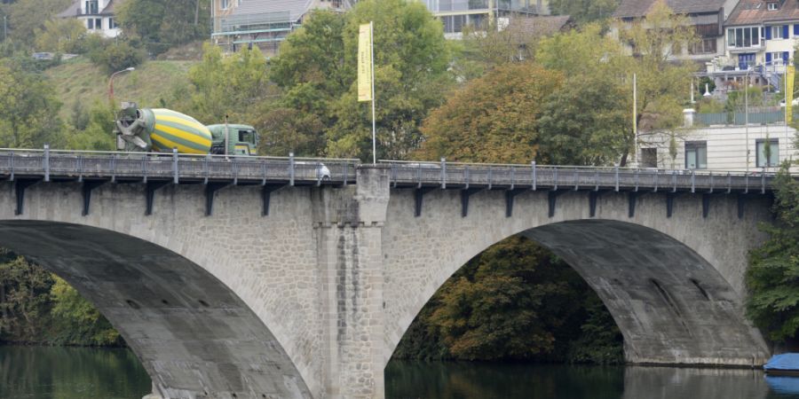 Rund 24'000 Fahrzeuge überqueren täglich die Rheinbrücke in Eglisau. Eine Umfahrung könnte den Ort vom Durchgangsverkehr entlasten. (Archivbild)