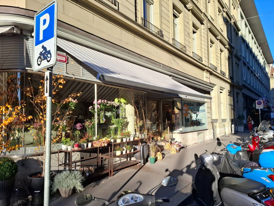 Somit gibt es doch einen legalen Weg zum Töffparkplatz.