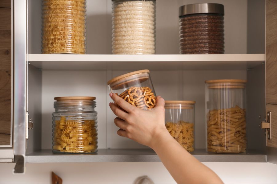 Schrank, trockene Lebensmittel in Glasbehältern