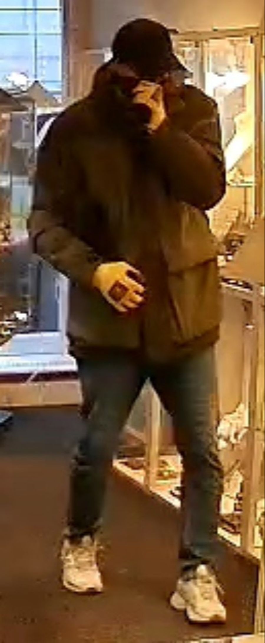 Die Luzerner Polizei bittet um Hinweise zum Täter.