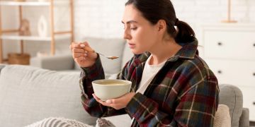 Frau isst aus einer Schale