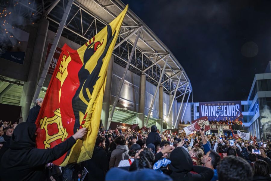 Servette wird von den zahlreich angereisten Fans in Genf gefeiert.