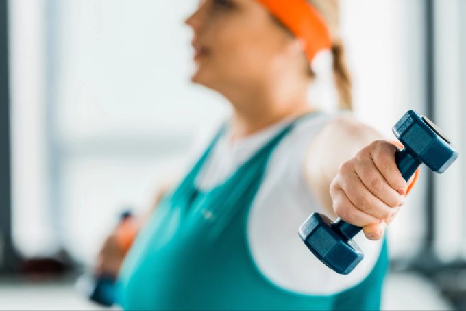 Mithilfe von Kraftsportübungen kann der Stoffwechsel angekurbelt und der Grundumsatz erhöht werden. Krafttraining