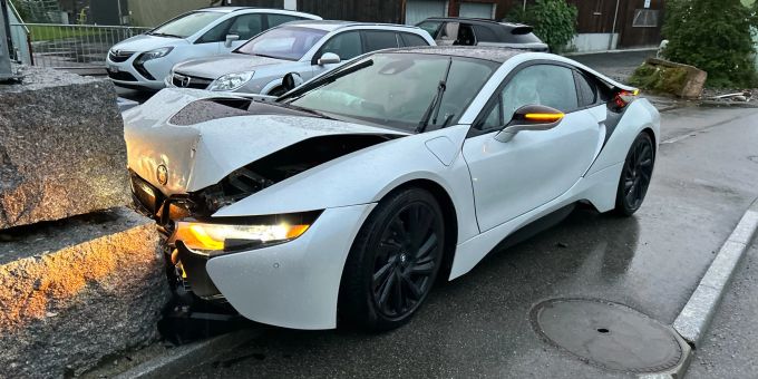 Totalschaden! - BMW-Lenker kollidiert mit Brunnen und Gartenmauer