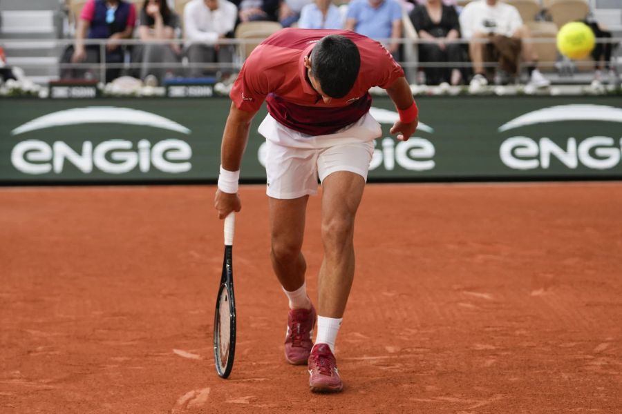 Im zweiten Satz verletzt sich Djokovic zudem am Knie. Er rutscht aus und beschwert sich über den Platz.