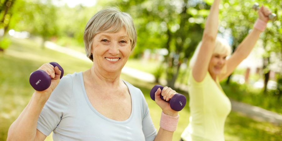 Ältere Frauen machen Sport