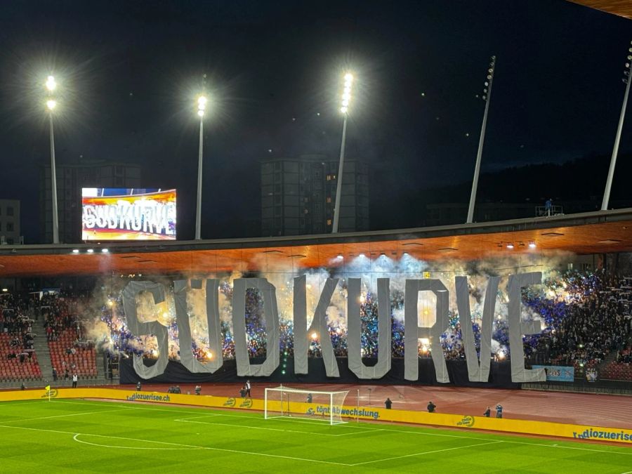 Die Fans des FC Zürich zeigen vor dem Kantonsderby eine eindrückliche Choreo.