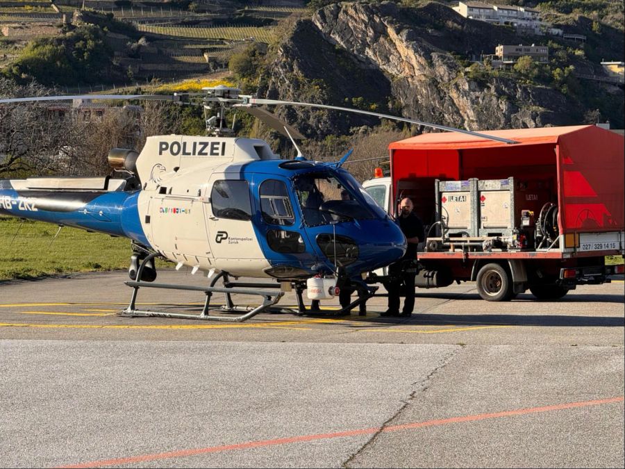 Auch die Kantonspolizei Zürich ist mit einem Helikopter angerückt.