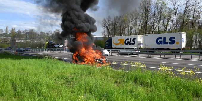 St. Gallen - Auto gerät auf der A1 in Vollbrand