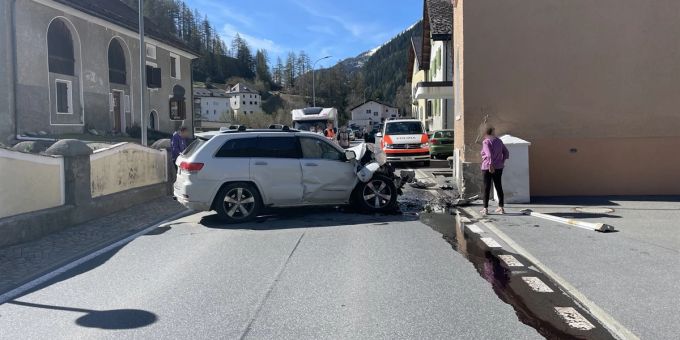Susch GR: Personenwagen kollidiert mit Hausecke. Susch GR