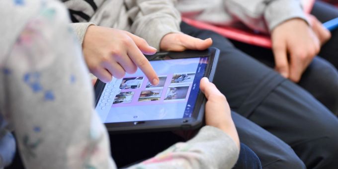 Schülerinnen und Schüler in Deutschland nehmen am Medienkompetenz-Kurs gegen Cybermobbing teil: Viele Kinder werden Opfer von Cybermobbing. cybermobbing