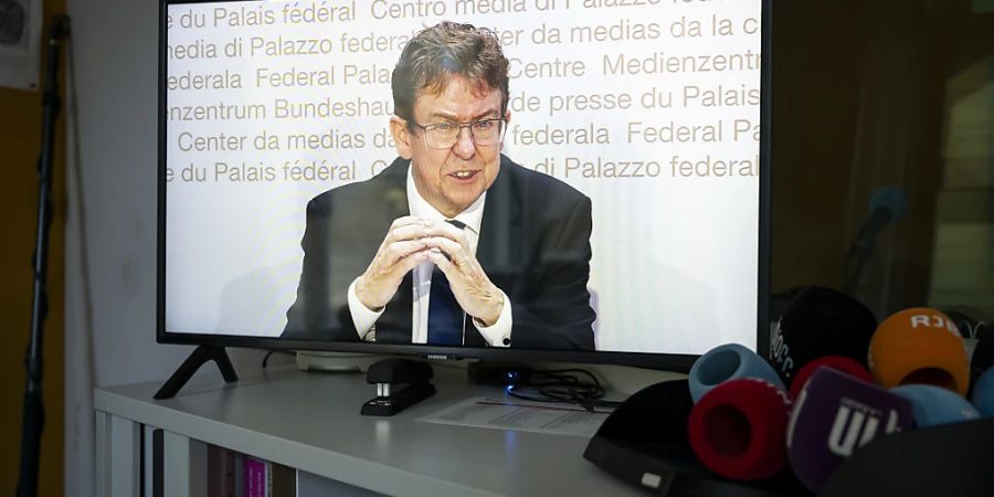 Medienminister Albert Rösti und der Gesamtbundesrat sollen vorwärtsmachen mit der neuen SRG-Konzession. Das fordert der Nationalrat. (Archivbild)