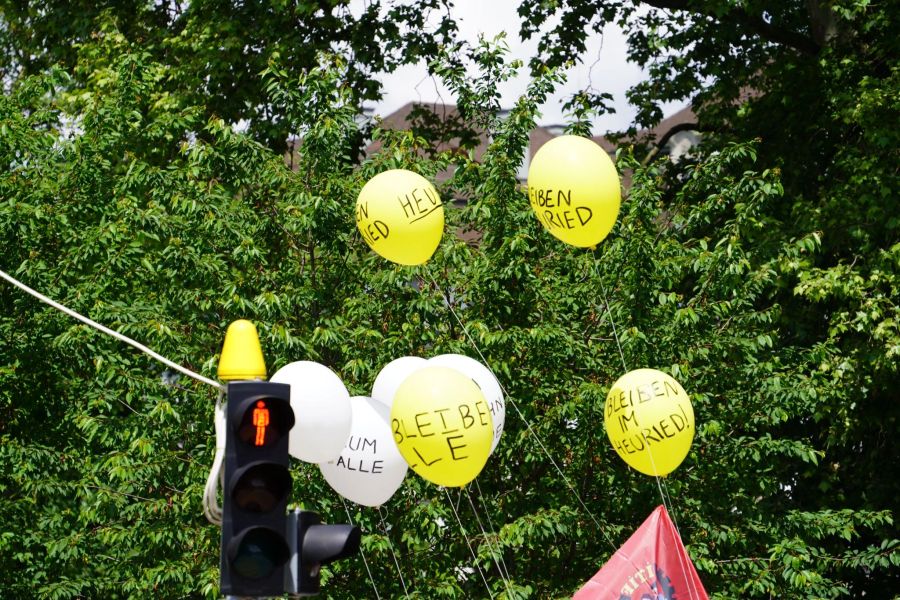 Einige Demonstranten haben beschriftete Ballone dabei.