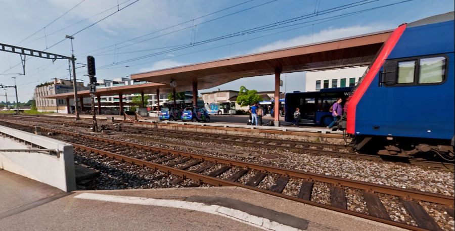 An der Endhaltestelle in Wetzikon ZH verliess der Lokführer seine Kabine und ging zur Gruppe.