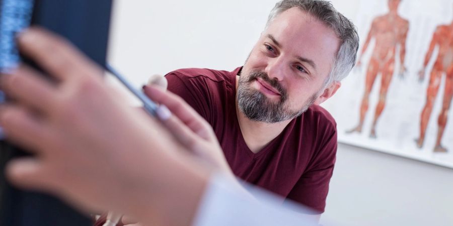 Bei einer arbeitsmedizinische Vorsorgeuntersuchung informiert der Betriebsarzt über Gesundheitsgefahren und berät zu Schutzmassnahmen.