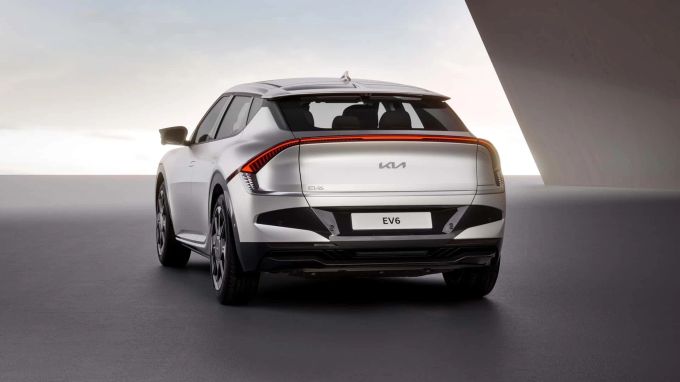 Am Heck ändert sich nur unwesentliches. Wichtigstes Detail: Die 800V-Technologie wird noch leistungsstärker 2024 Kia EV6 Facelift