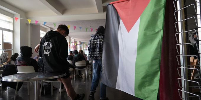 Pro-Palästina-Protestierende besetzen die Räumlichkeiten der Universität Bern. uni bern
