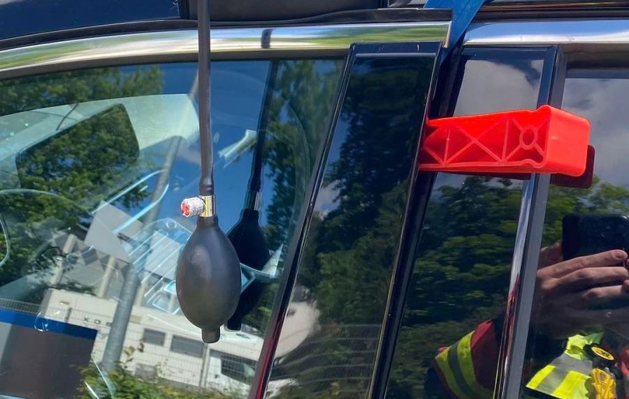 Mittels Fensteröffnungsset wird vergeblich versucht, sich Zugang ins Auto zu verschaffen.