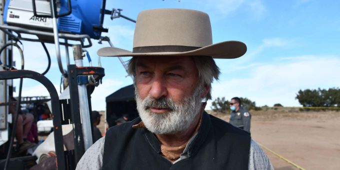 Alec Baldwin am Set in seinem Kostüm für den Film «Rust». Alec Baldwin am Set in seinem Kostüm für den Film «Rust».