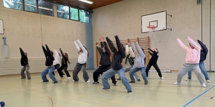 Sportler in Turnhalle