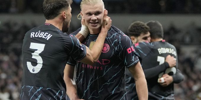 Erling Haaland und Ruben Dias feiern den Sieg gegen Tottenham in der Premier League. Britain Soccer Premier League