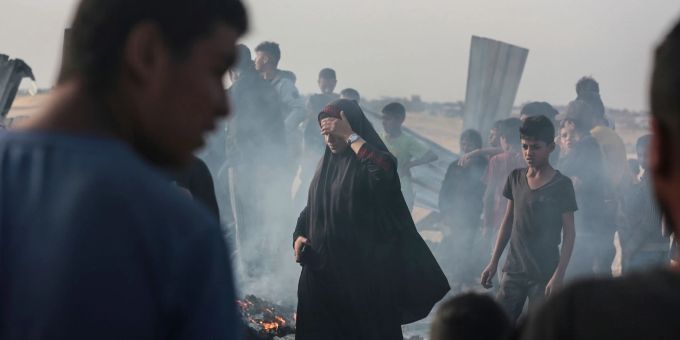 Trauernde Palästinenser und Palästinenserinnen am Ort der Zerstörung nach einem israelischen Luftangriff auf ein Flüchtlingslager in Rafah. Luftangriff Rafah