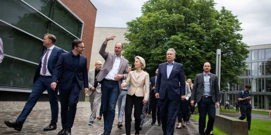 EU-Kommissionspräsidentin und Spitzenkandidatin der CDU für die Europawahl, Ursula von der Leyen, bei einem Besuch des Hasso-Plattner-Instituts (HPI) in Potsdam.