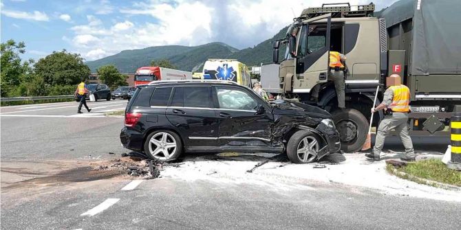 Kollision bei Autobahneinfahrt.