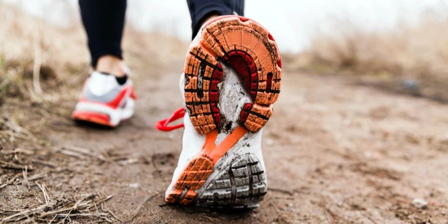 Frau Wanderschuhe Sneaker Schritt