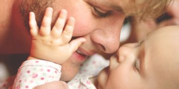 Mann mit Baby