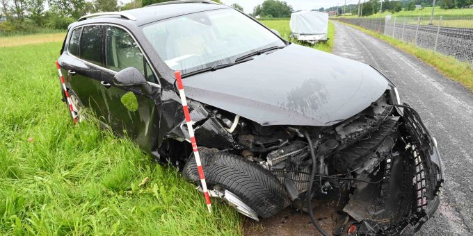 Nottwil LU - Besoffener Autofahrer knallt in Zaun und Betonsockel
