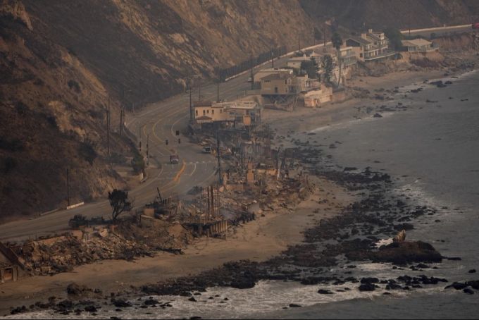 Auch im Nobel-Vorort Malibu ist mindestens eine Person wegen der Waldbrände gestorben. los angeles