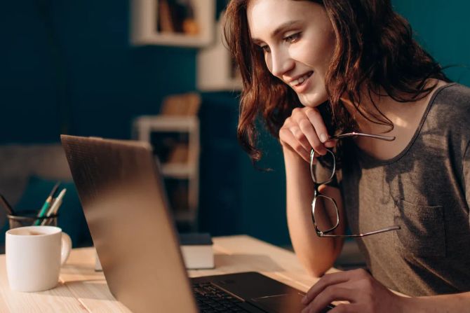 Junge Frau am Laptop