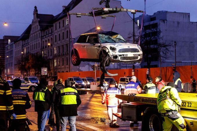In der Münchner Innenstadt ist dieses Auto am Donnerstag in eine Menschengruppe gefahren. Auto München Menschengruppe