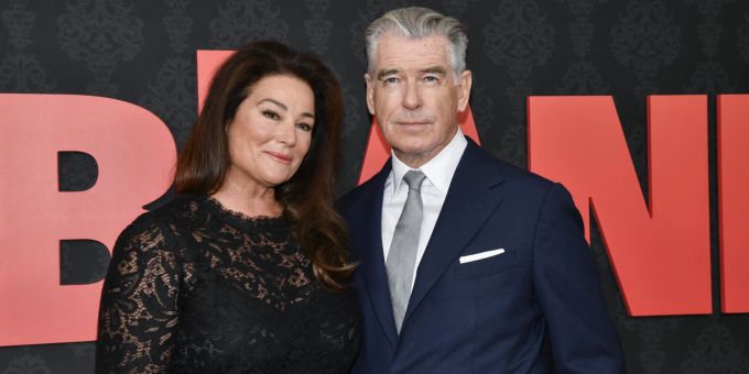 Anfang April 2025 zeigte sich Pierce Brosnan mit seiner Ehefrau Keely Shaye Smith auf dem roten Teppich. Pierce Brosnan Keely