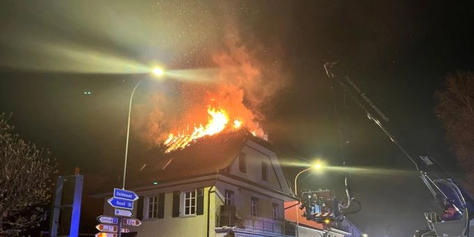 Feuerwehreinsatz wegen Brand in Mehrfamilienhaus in Laufen BL: Feuerwehreinsatz