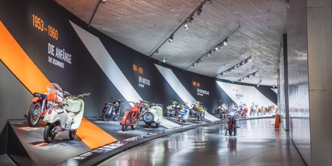 KTM hat eine lange Geschichte – aber sind der Motorrad-Hersteller und sein Einsatz in der MotoGP zu retten? KTM Motorhall Mattighofen MotoGP
