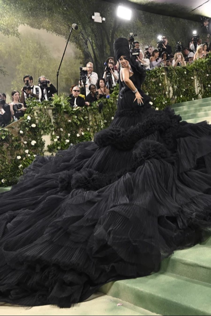 Rapperin Cardi B bei der Met Gala in einer überdimensionierten Organza-Robe.