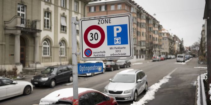 Städte wie Bern bauen immer mehr Parkplätze ab. Gleichzeitig steht die Frage im Raum, ob die Anwohnerparkkarten limitiert werden sollten. Stadt Bern
