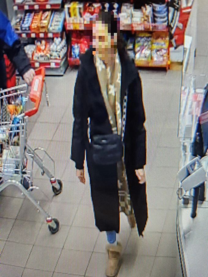 Das Gesicht der Täterin scheint den Leuten im Denner in Elgg ZH bekannt zu sein. taschendiebin