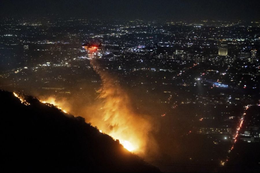 Das Löschen der Waldbrände in Los Angeles wurde durch den Wind erschwert. Nun soll er kurzzeitig nachlassen.